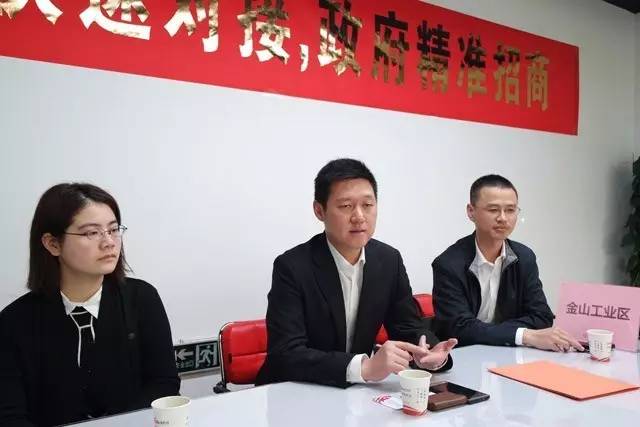 東方龍商務與上海金山工業(yè)區(qū)簽訂委托招商引資“騰籠換鳥引鳳凰”合作協(xié)議