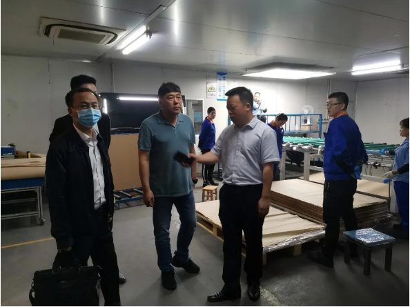 陪同政府園區(qū)赴特種玻璃深加工投資選址項(xiàng)目方對(duì)接考察，深度交流，為合作奠定堅(jiān)實(shí)基礎(chǔ)