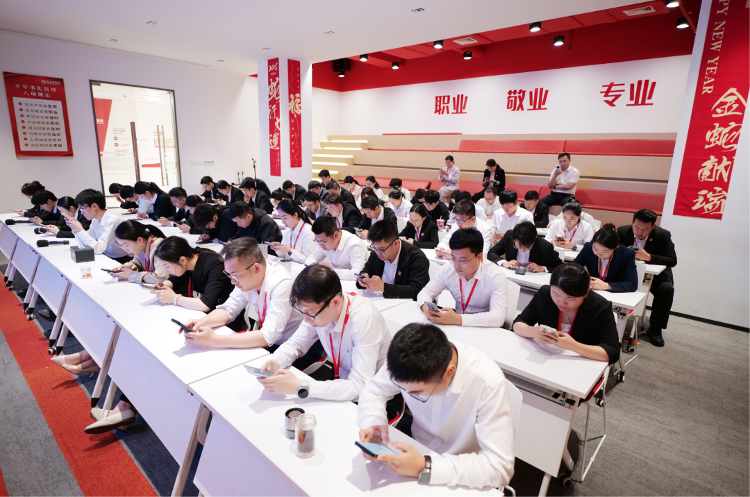 上海東方龍商務(wù)集團(tuán)組織《招商知識及業(yè)務(wù)能力》測評考試，鍛造“精兵強(qiáng)將”招商隊(duì)伍！